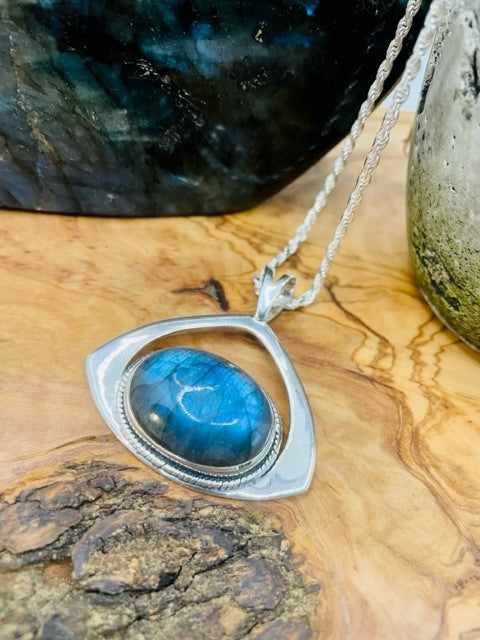 Sterling Silver Labradorite Detailed Edge Pendant